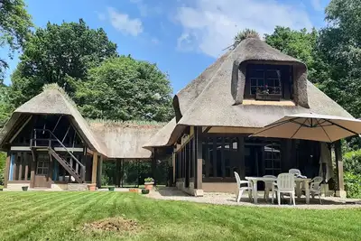 Image de Magnifique chaumière à colombages dans un domaine privé avec tennis et piscine
