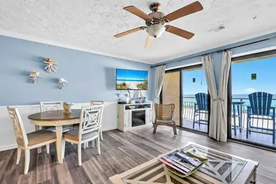 Image de Juste quelques pas et vos orteils seront dans le sable! ~ Service de plage inclus!