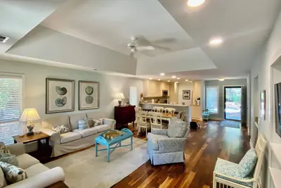 Image de Greenslake Cottage rénové de 2 chambres, piscine communautaire, enregistrement le dimanche