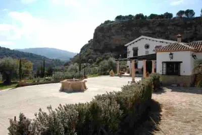 Hôtel dans une région d'une beauté exceptionnelle avec piscine et climatisation