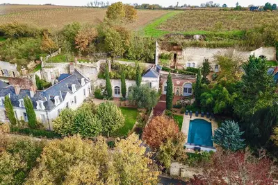 Demeure XVIIIe au luxe simple, calme, jardins soignés et piscine chauffée