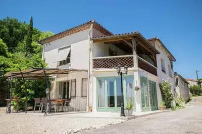 Image de Spacious house with 3 bedrooms and their own bathroom and toilet.