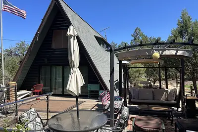 Image de Une cabane en rondins Frame dans les bois avec vue sur la montagne aux fraises et le bord.