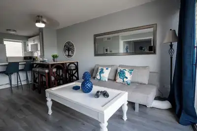 Image de Modern 2bdrm condo in Waikiki with full kitchen and convenient free parking.