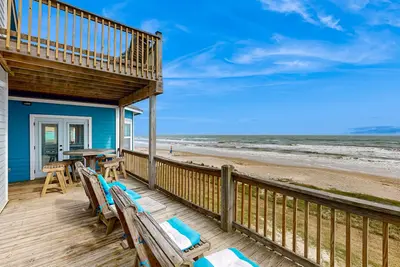 Image de Maison en bord de mer avec cheminée, plusieurs balcons, vue imprenable sur la plage-chiens ok!