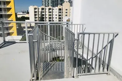 Image de Edgewater Penthouse w / Private Rooftop - 10 minutes de la plage