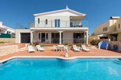 Image de Grande piscine, climatisation, entièrement équipée