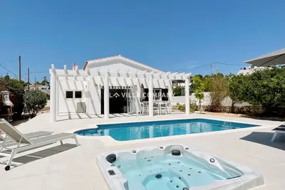 Modern villa with private pool, Ac, Wifi, sleeps 6, 7 min to beach and centre