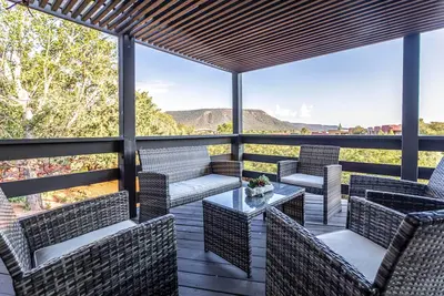 Image de Nouveau! Élégante demeure Sedona avec bain à remous et chef en option!