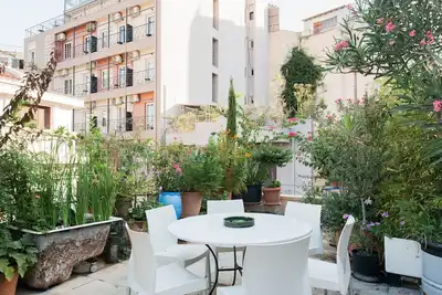 Image de 1 immeuble avec 4 appartements uniques et séparés. Terrasse sur le toit.