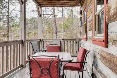 Image de Nouveau! Homey Hillside Gatlinburg Retreat w / Hot Tub!