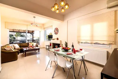 Image de \"Arismari\" Luxury and Family Apartment est une maison individuelle avec un style frais