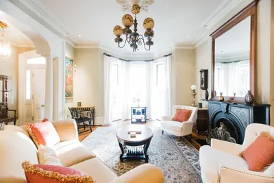 Image de Luxueux 1883 classique sur un bloc de rue Prime Jones par Lucky Savannah
