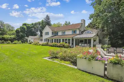 Image de Blue Gates - Élégante maison au bord de l'eau avec piscine et cuisine extérieure!