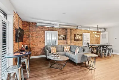 Image de Penthouse de luxe personnalisé dans le centre du centre-ville d'Auburn