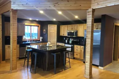 Image de Escapade d'hiver en chalet - Sentiers de motoneige, ski de fond, pêche blanche!