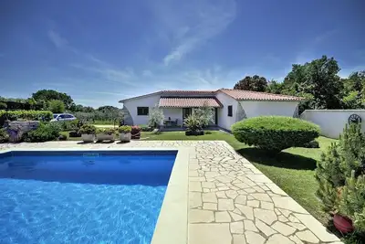 Image de Grande maison de vacances avec grande piscine et barbecue