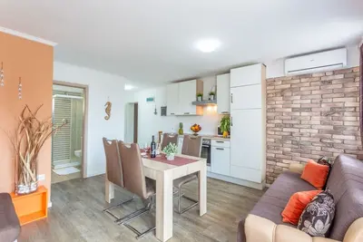 Image de Appartement dans Njivice avec vue mer, Balcon, Climatisation, Wifi (4930-1)