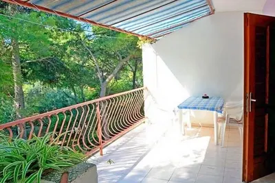 Image de Appartement de deux chambres prés de la plage Ivan Dolac, Hvar (A-18100-a)