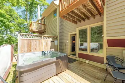 Image de Accès au lac accessible aux chiens Ski in / ski out Accueil avec bain à remous et cheminée!