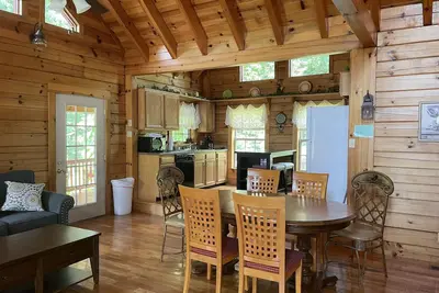Image de Superbe cabine dans Scenic Heights près de Natural Bridge State Park / Red Rivier Gorge