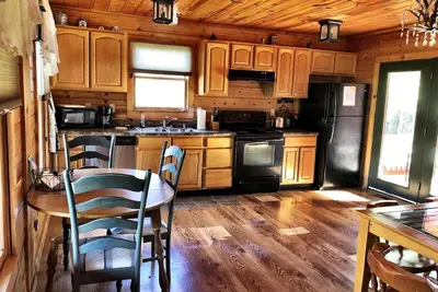 Image de Cabane avec piscine et bain à remous située à proximité de Natural Bridge State Park