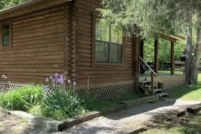 Image de Cabine près de Natural Bridge State Park avec jacuzzi et cheminée