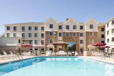 Image de Piscine extérieure. Petit déjeuner gratuit. Gym. Parfait pour les groupes!