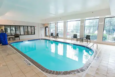 Image de Bassin. Petit déjeuner gratuit. Gym. Près de Wrightsville Beach + Parfait pour les groupes!