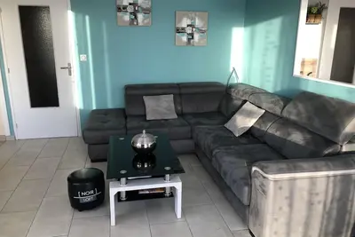 Appartement spacieux avec grande terrasse. Proche ligne de tramway.
