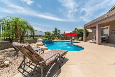 Image de ** Nouveau ** 3br 'Mesa Haven' avec piscine chauffée et spa sur Prime Golf Lot