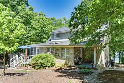Image de Nouveau! Maison spacieuse avec terrasse sur les rives du lac Wylie