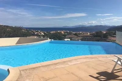 Image de Appartement meublé de 50m2. 4 couchages. Jardin avec terrasses. Piscine.