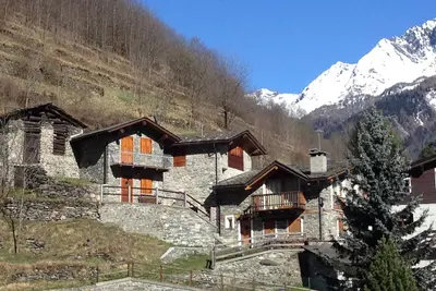 Chiesa à Valmalenco Stone House