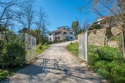 Image de Villa avec 2 appartements spacieux pour 2 x 7 personnes et piscine près de Pise et de la mer