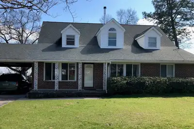 Image de Maison récemment mise à jour, grand plan d'étage ouvert et cuisine, baignoire à remous pour 2 personnes