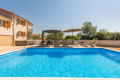 Image de Nouveau! Maison de vacances Tina avec piscine