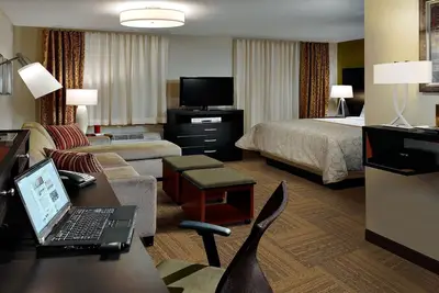 Image de Studio King. Petit déjeuner gratuit. Bassin. Seulement 5 miles à l'Université Purdue!