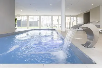 Image de Suite Équipée à 200m du Centre | Accès Piscine + Spa!