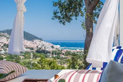 Villa Kerasi est une magnifique nouvelle villa conçue dans le style traditionnel de Skopelos.