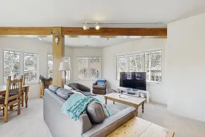 Image de Condo spacieux et confortable avec vue et bain à remous commun. Proche des commerces et restaurants!