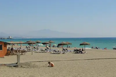Image de Moderne avec terrasse, piscine, parking.