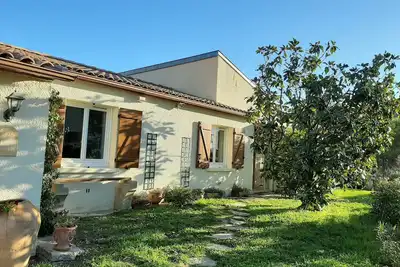 Image de Maison avec piscine et jardin