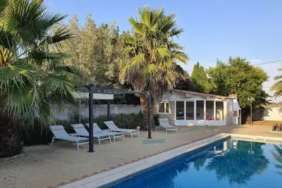 Image de Villa familiale située dans un jardin méditerranéen avec vue sur la lagune de Thau