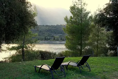 Complexe de villas avec piscine partagée, emplacement exclusif et vue sur le lac, familial