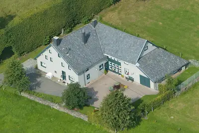 Image de Vacances avec vue sur les crêtes de l'Eifel du Nord dans un endroit calme