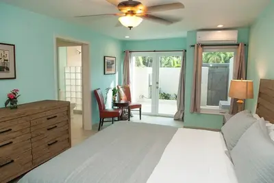 Image de Magnifiquement récemment rénové 3 Br / 4 Ba condo pas de la plage