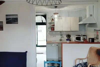 Image de Maison, 3 chambres, 50 m du port, 200 m de la plage, cours et jardins clos.