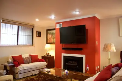 Image de Cntr-city lux 2br 2. Maison de ville 5ba avec parking gratuit proche de toutes commodités.