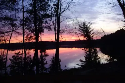 Image de Chalet Northwoods sur le lac de 900 acres avec jetée privée